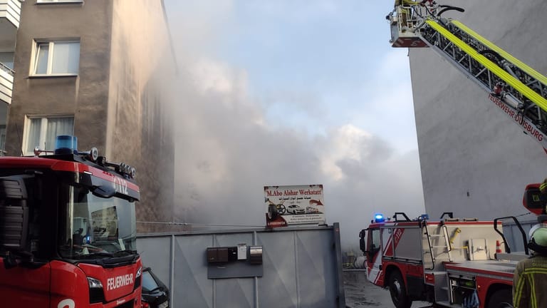 Die Feuerwehr bei den Löscharbeiten an einer Lagerhalle in Duisburg: Die Halle stand am Donnerstag in Flammen.