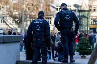 Polizisten bei einem Einsatz in Stuttgart: Mehrere Jahre kritisierten kritische Bilder in Chatgruppen. Nur durch Zufall kam die Sache ans Tageslicht.