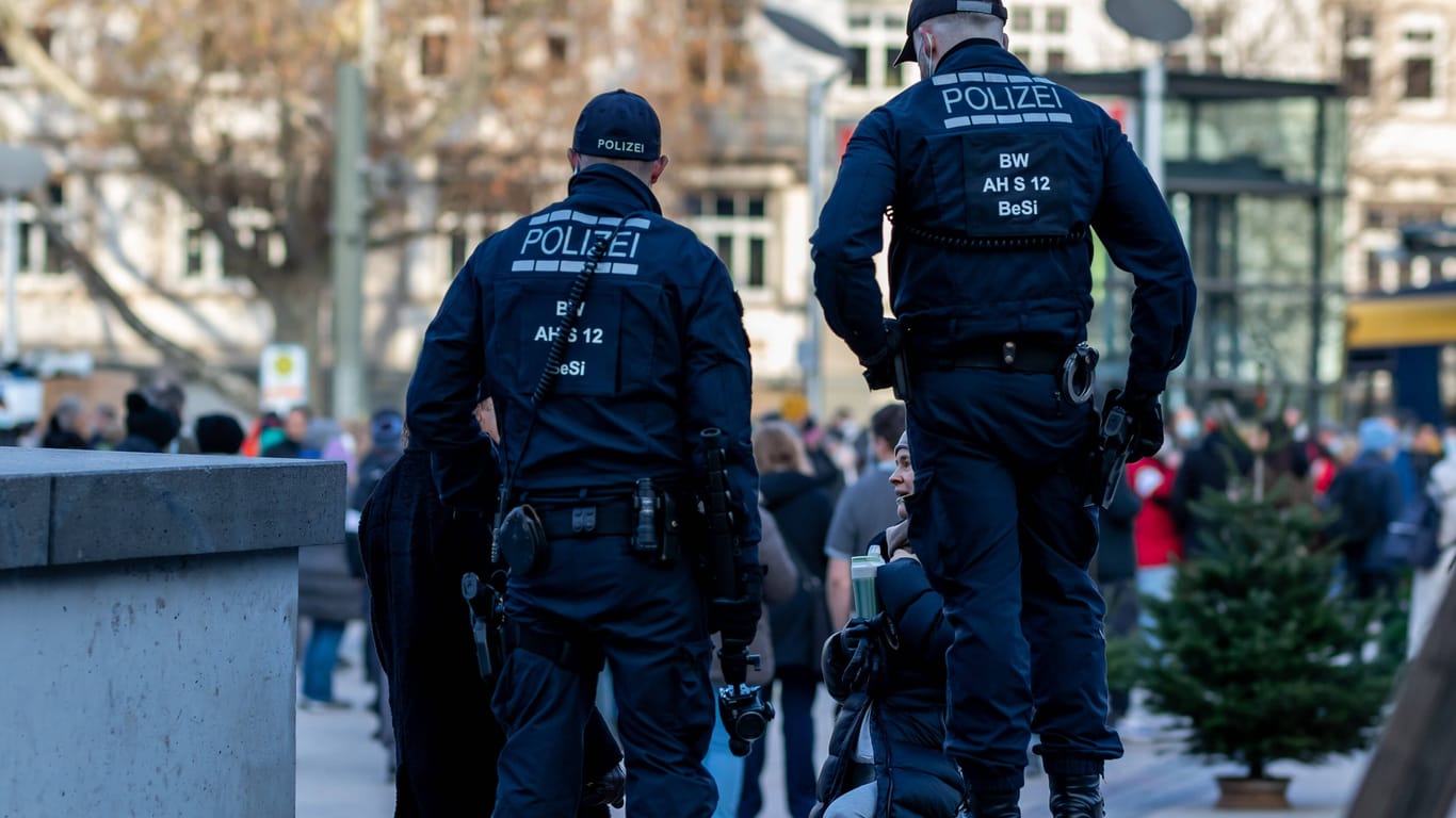 Polizisten bei einem Einsatz in Stuttgart: Mehrere Jahre kritisierten kritische Bilder in Chatgruppen. Nur durch Zufall kam die Sache ans Tageslicht.