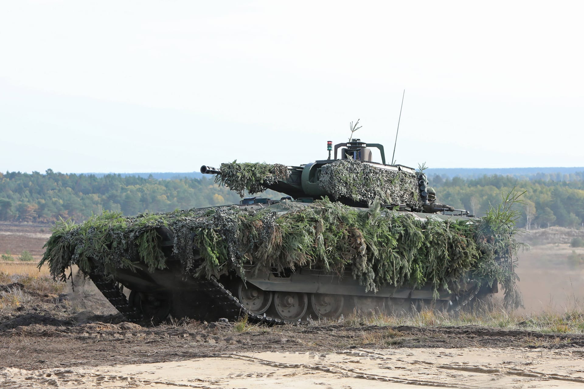 Ein abgetarnter Schützenpanzer Puma (Archivbild): Die Pannenmodelle sollen in spätestens drei Wochen repariert sein, sagen die Hersteller.