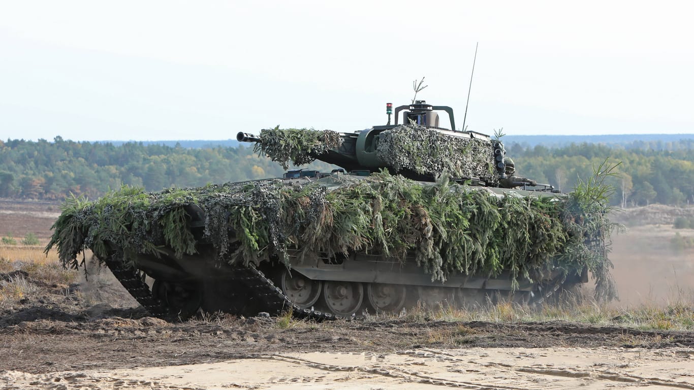 Ein abgetarnter Schützenpanzer Puma (Archivbild): Die Pannenmodelle sollen in spätestens drei Wochen repariert sein, sagen die Hersteller.