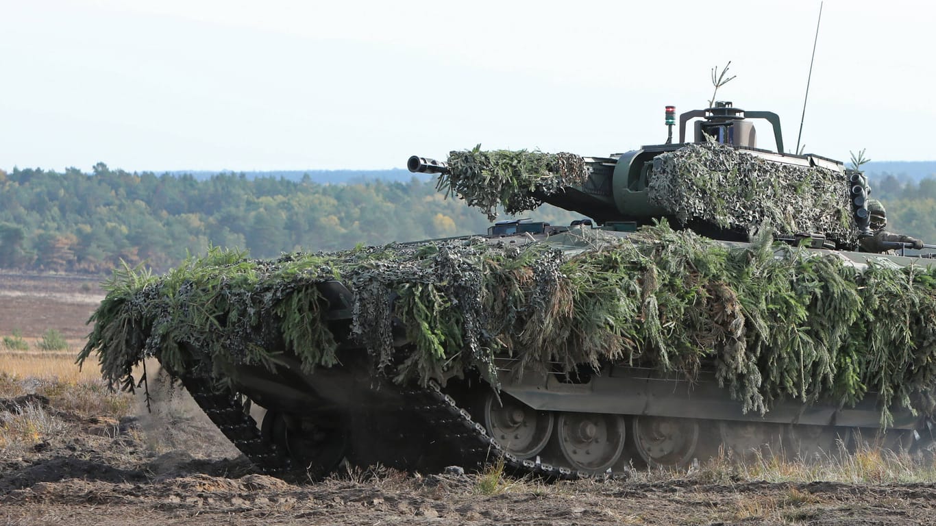 Ein abgetarnter Schützenpanzer Puma (Archivbild): Die Pannenmodelle sollen in spätestens drei Wochen repariert sein, sagen die Hersteller.