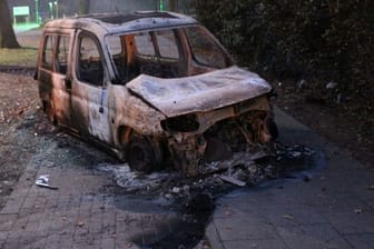 Das ausgebrannte Autowrack: Die Mordkommission ermittelt.