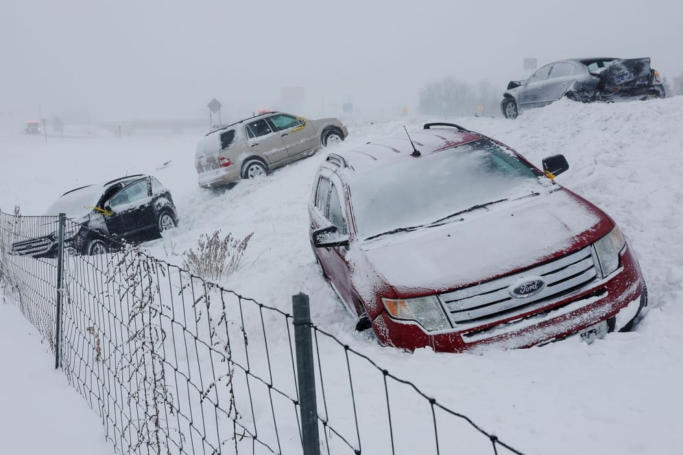 Die USA kämpfen gegen eine heftige Sturm- und Kältewelle: Der Verkehr ist vielerorts lahmgelegt.
