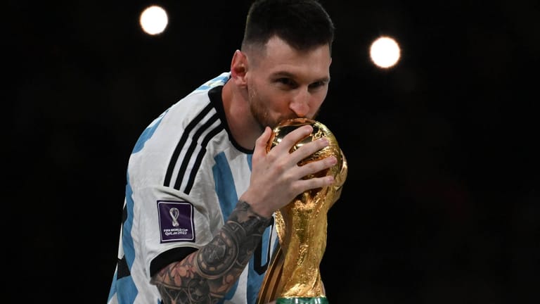 Lionel Messi herzt den WM-Pokal (Archivbild): In Paris wird er ihn wohl nicht zeigen dürfen.