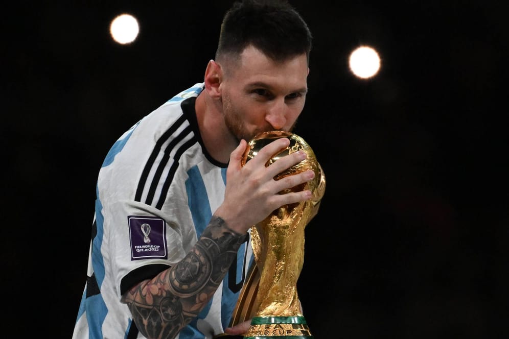Lionel Messi herzt den WM-Pokal (Archivbild): In Paris wird er ihn wohl nicht zeigen dürfen.