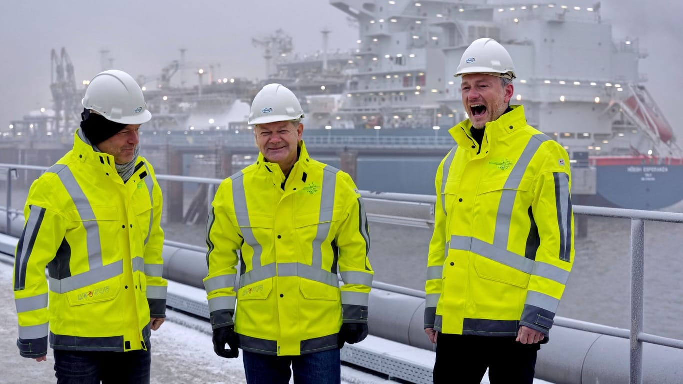 Robert Habeck, Olaf Scholz und Christian Lindner (v.l.n.r.): Am Wochenende eröffneten die Regierungspolitiker das LNG-Terminal in Wilhelmshaven.