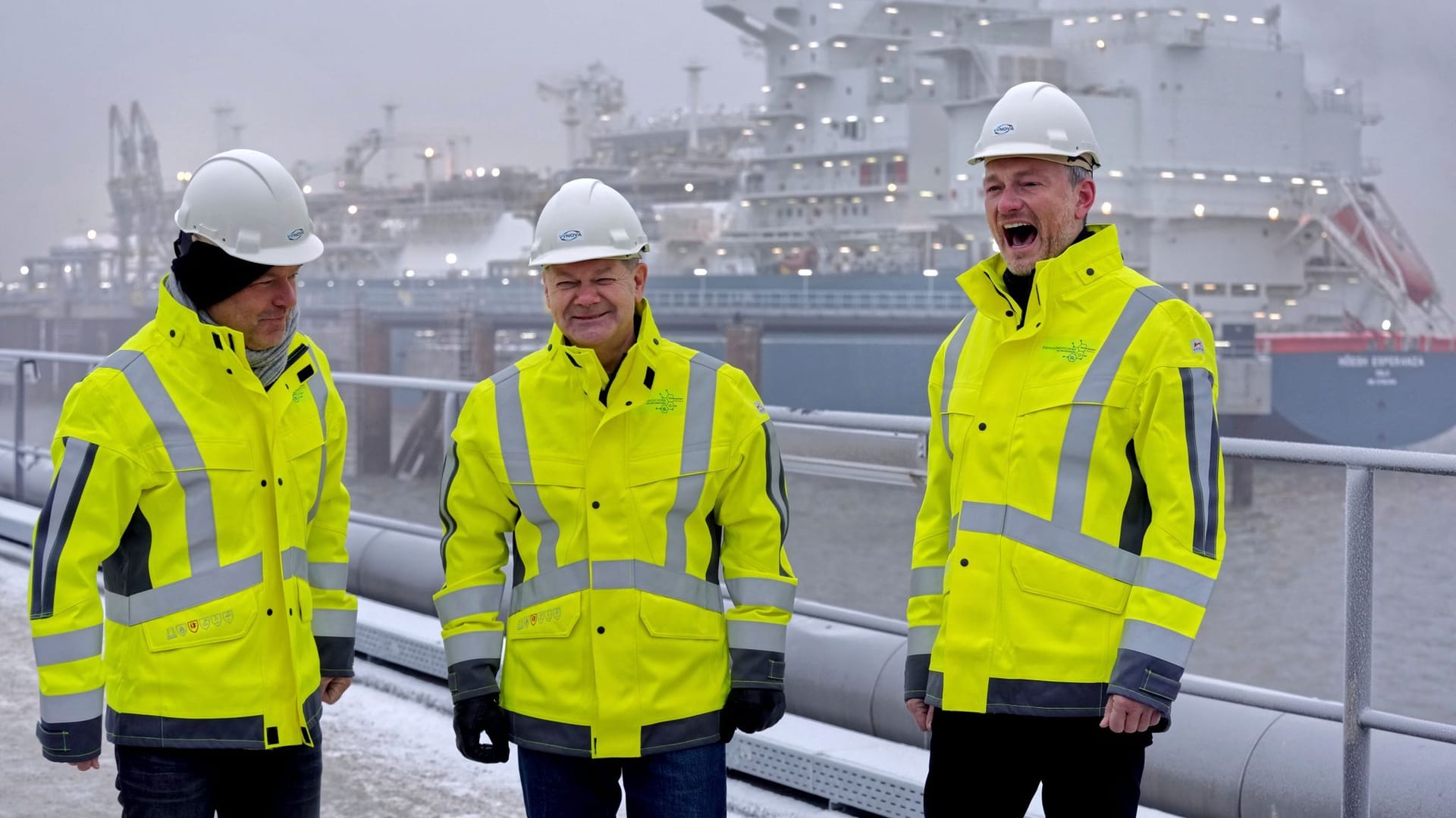 Robert Habeck, Olaf Scholz und Christian Lindner (v.l.n.r.): Am Wochenende eröffneten die Regierungspolitiker das LNG-Terminal in Wilhelmshaven.