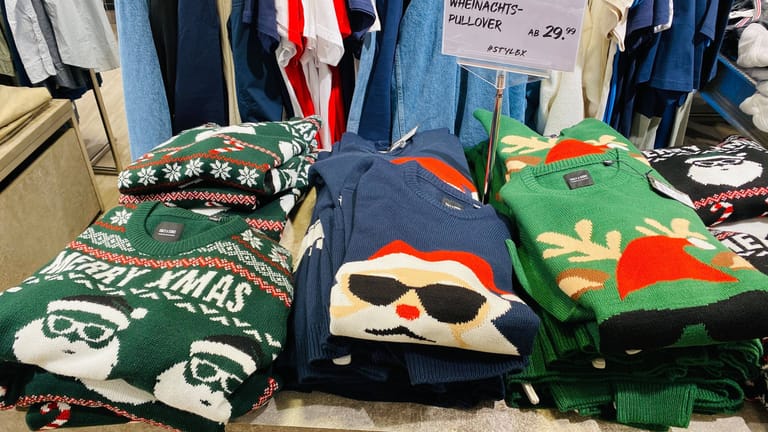 Weihnachtspullover gibt es mittlerweile in vielen Geschäften.