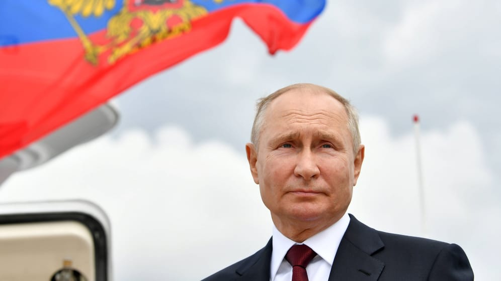 Wladimir Putin und der russische Verteidigungsminister Sergei Shoigu: Der Putinismus muss besiegt wedern, sagt Historiker Orlando Figes.