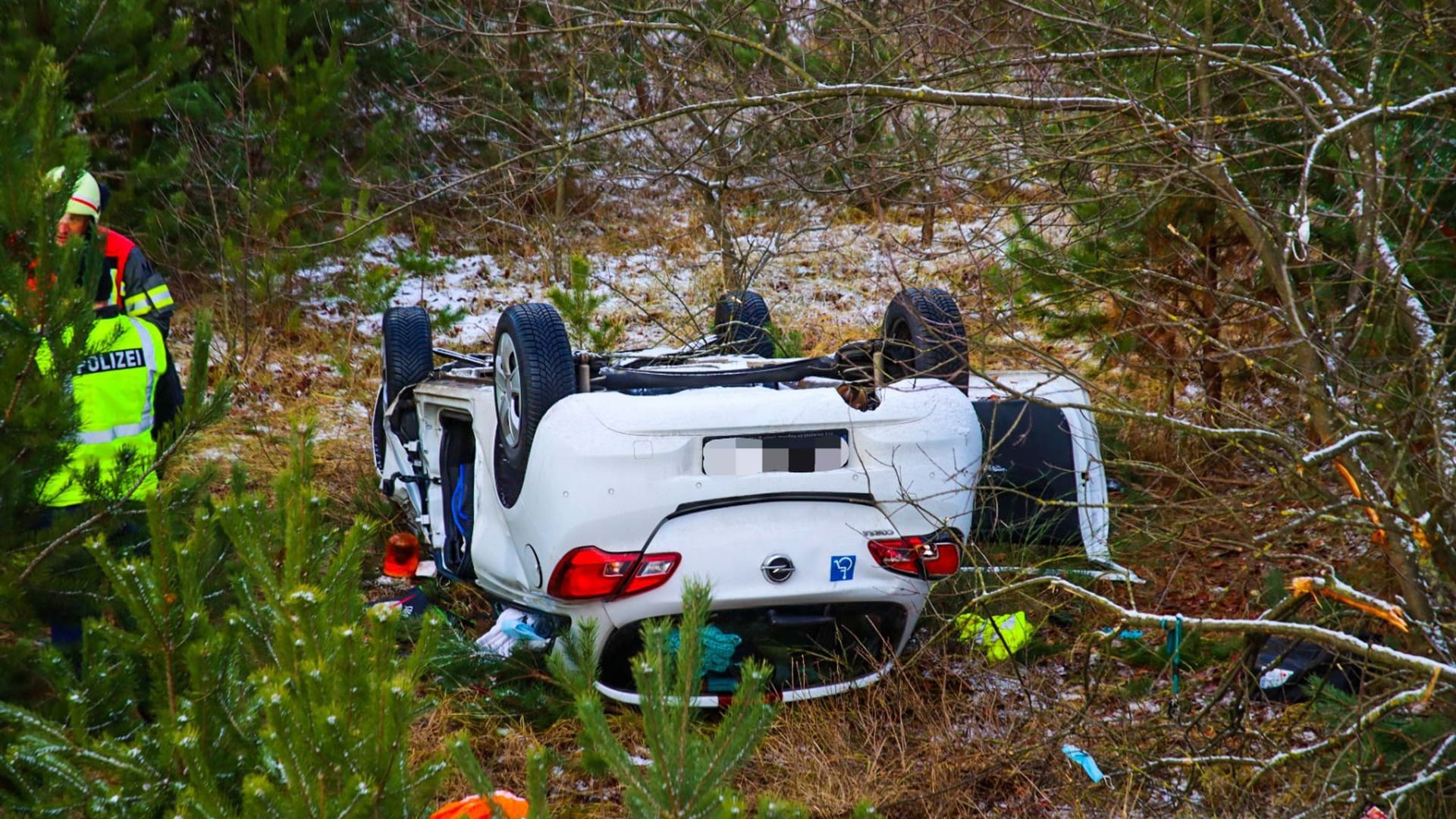 Ein Auto liegt neben der Autobahn auf dem Dach: Für den Fahrer kam jede Hilfe zu spät.