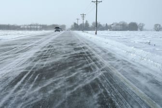 Verschneite Straße im Bundesstaat Minnesota: Bei wetterbedingten Verkehrsunfällen sind US-Medien zufolge mehrere Menschen tödlich verunglückt.
