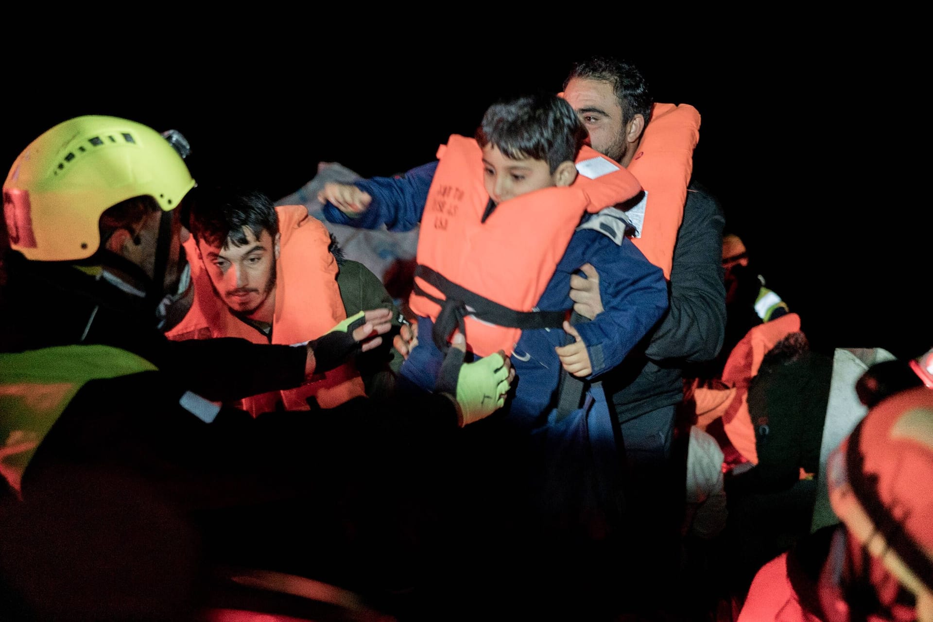 Geflüchtete in Rettungswesten werden an Bord von Eazy One und Eazy Two gebracht: Die Helfer kritisieren das Vorgehen heftig.