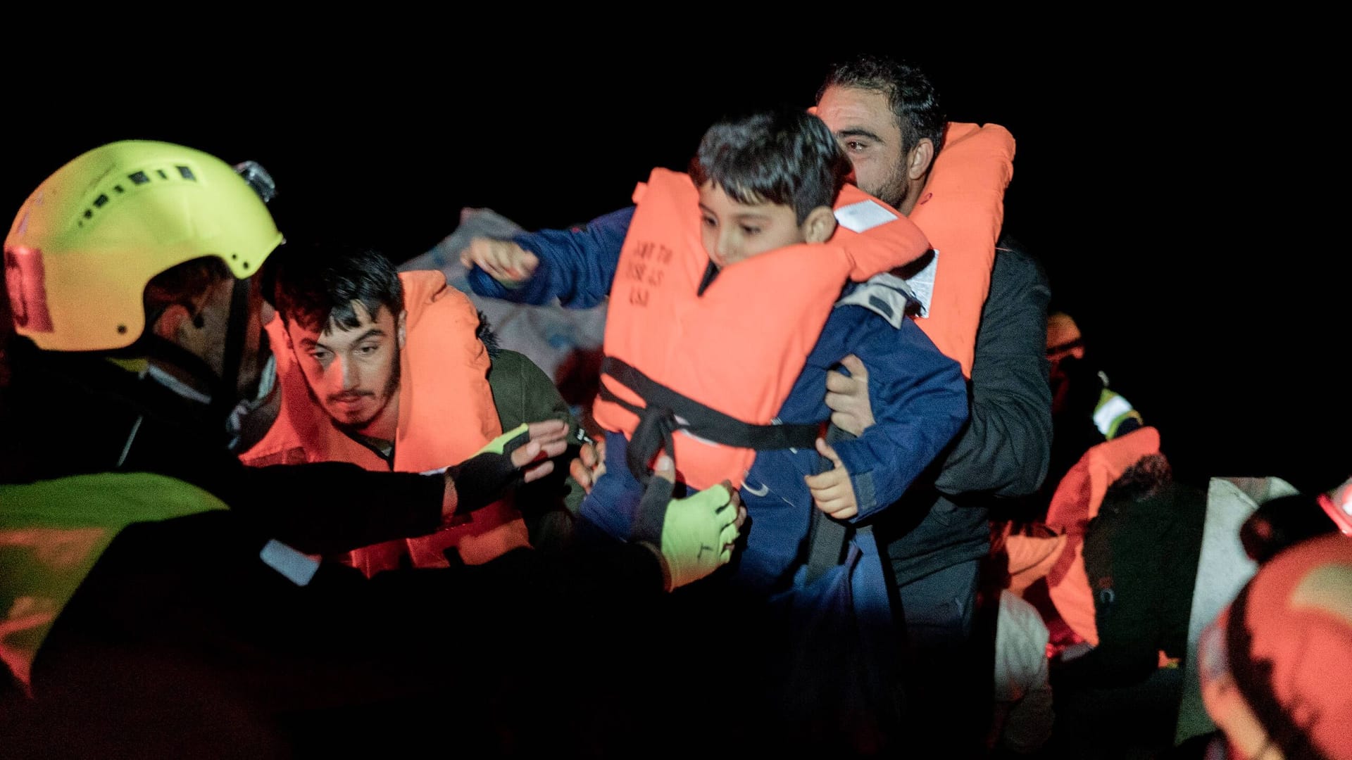 Geflüchtete in Rettungswesten werden an Bord von Eazy One und Eazy Two gebracht: Die Helfer kritisieren das Vorgehen heftig.