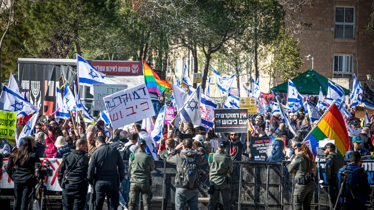 Demonstranten in Israel: Schon kurz nach der Vereidigung der neuen Regierung gibt es Proteste gegen sie.