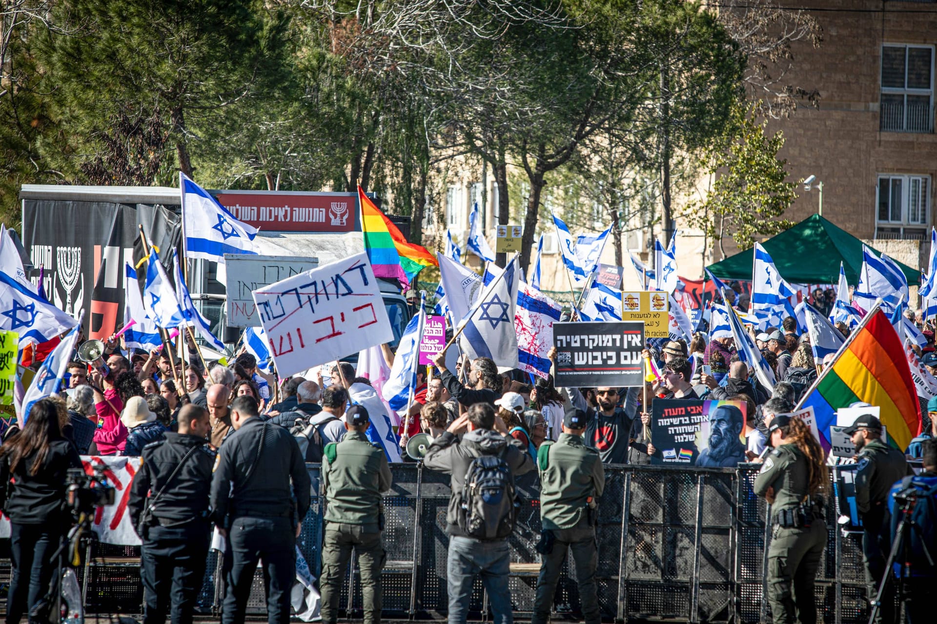 Demonstranten in Israel: Schon kurz nach der Vereidigung der neuen Regierung gibt es Proteste gegen sie.