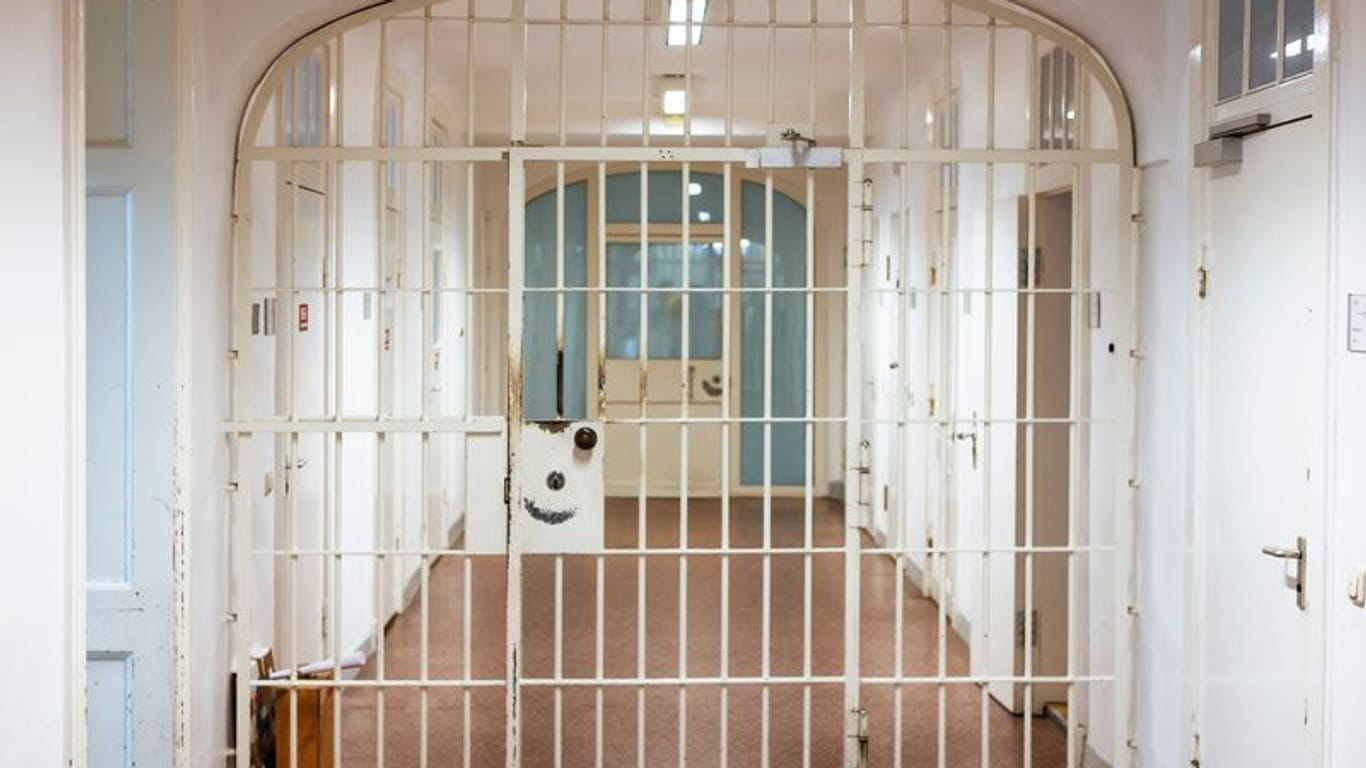 Gittertür in einer Justizvollzugsanstalt (Symbolbild): Mehrere Täter wurden zu langen Haftstrafen verurteilt.