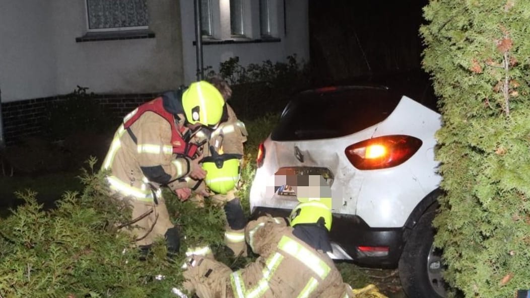 Einsatzkräfte bei der Bergung des Autos: Drei Männer wurden festgenommen.