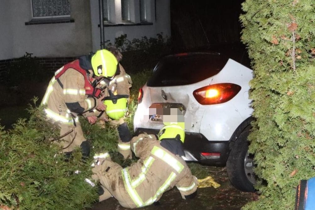 Einsatzkräfte bei der Bergung des Autos: Drei Männer wurden festgenommen.