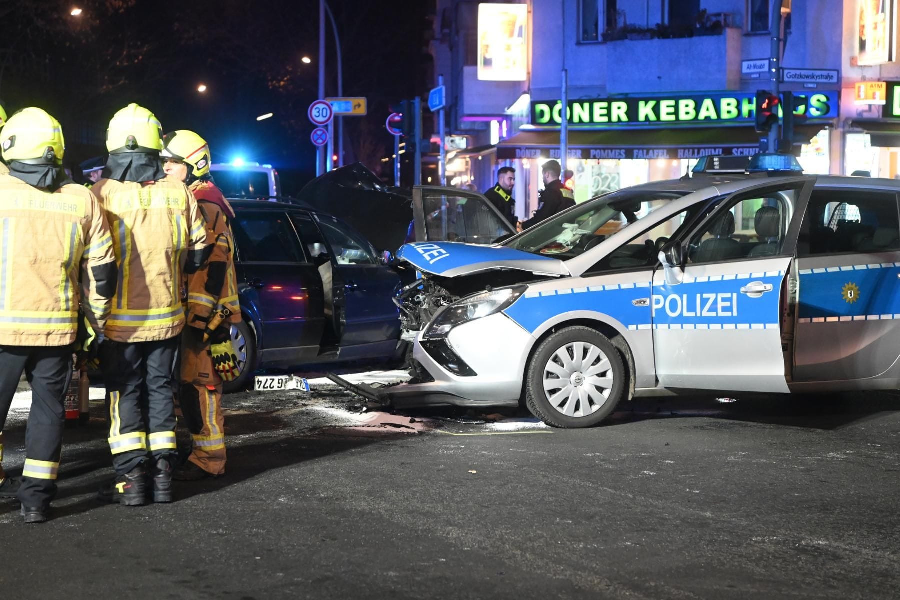 Der verunfallte Streifenwagen: Bei dem Unfall wurde ein Beamter verletzt.