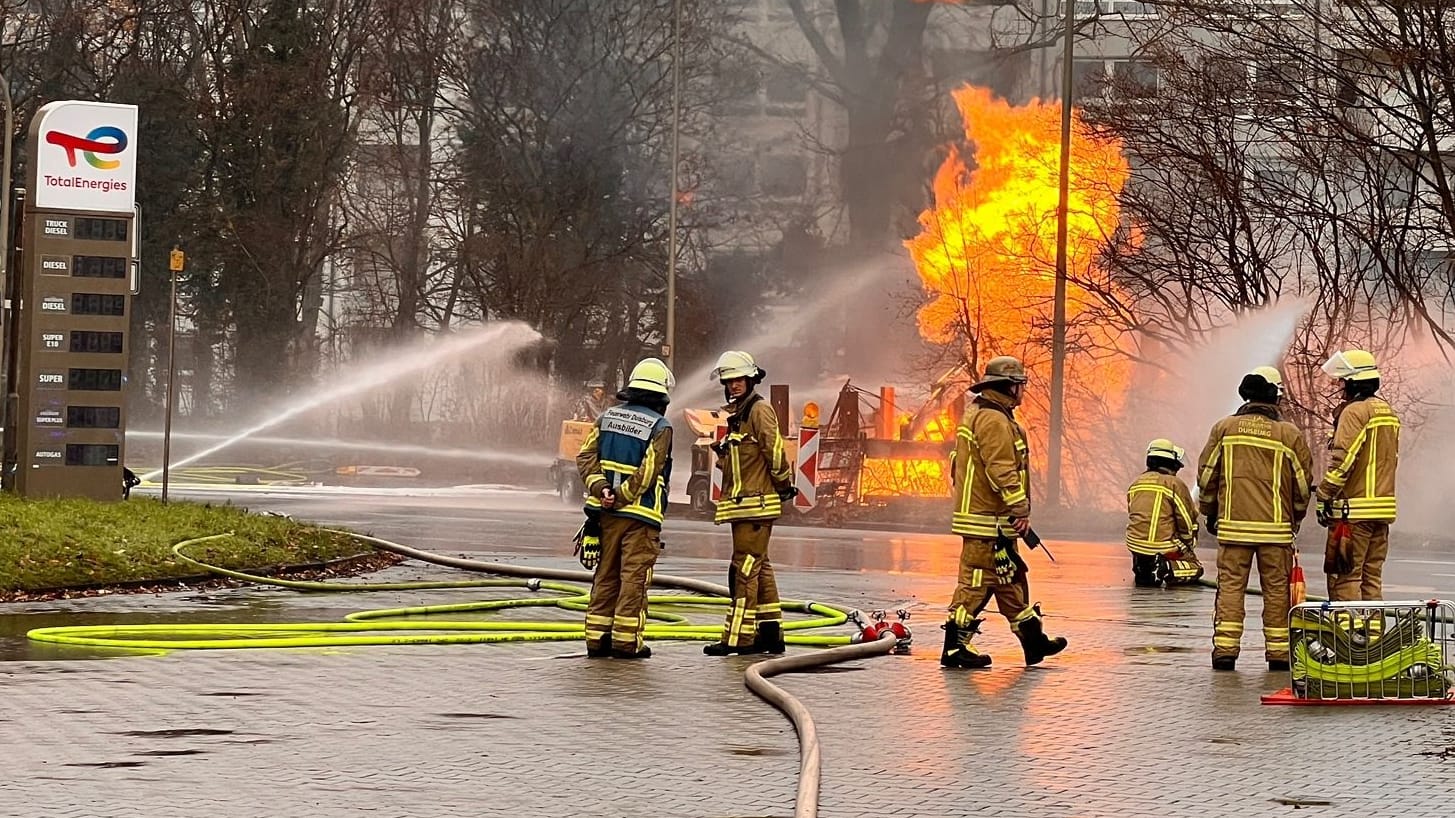 Feuerwehr im Einsatz: Der Grund für die Explosion ist noch unklar.
