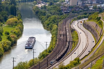 Der Main bei Würzburg (Symbolbild): Ein Güterschiff hat sich am Freitag auf dem Fluss quergestellt.