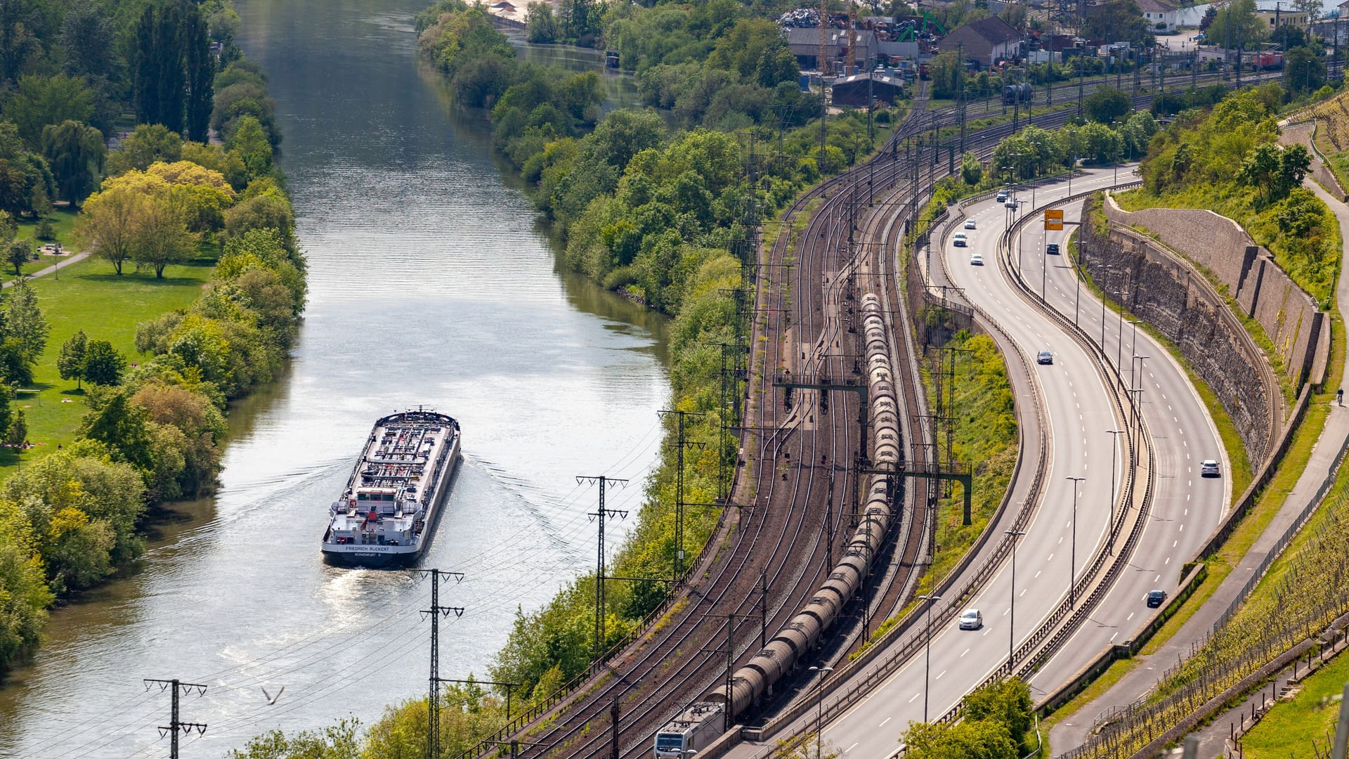 Der Main bei Würzburg (Symbolbild): Ein Güterschiff hat sich am Freitag auf dem Fluss quergestellt. Der Main bei Würzburg (Symbolbild): Ein Güterschiff hat sich am Freitag auf dem Fluss quergestellt.