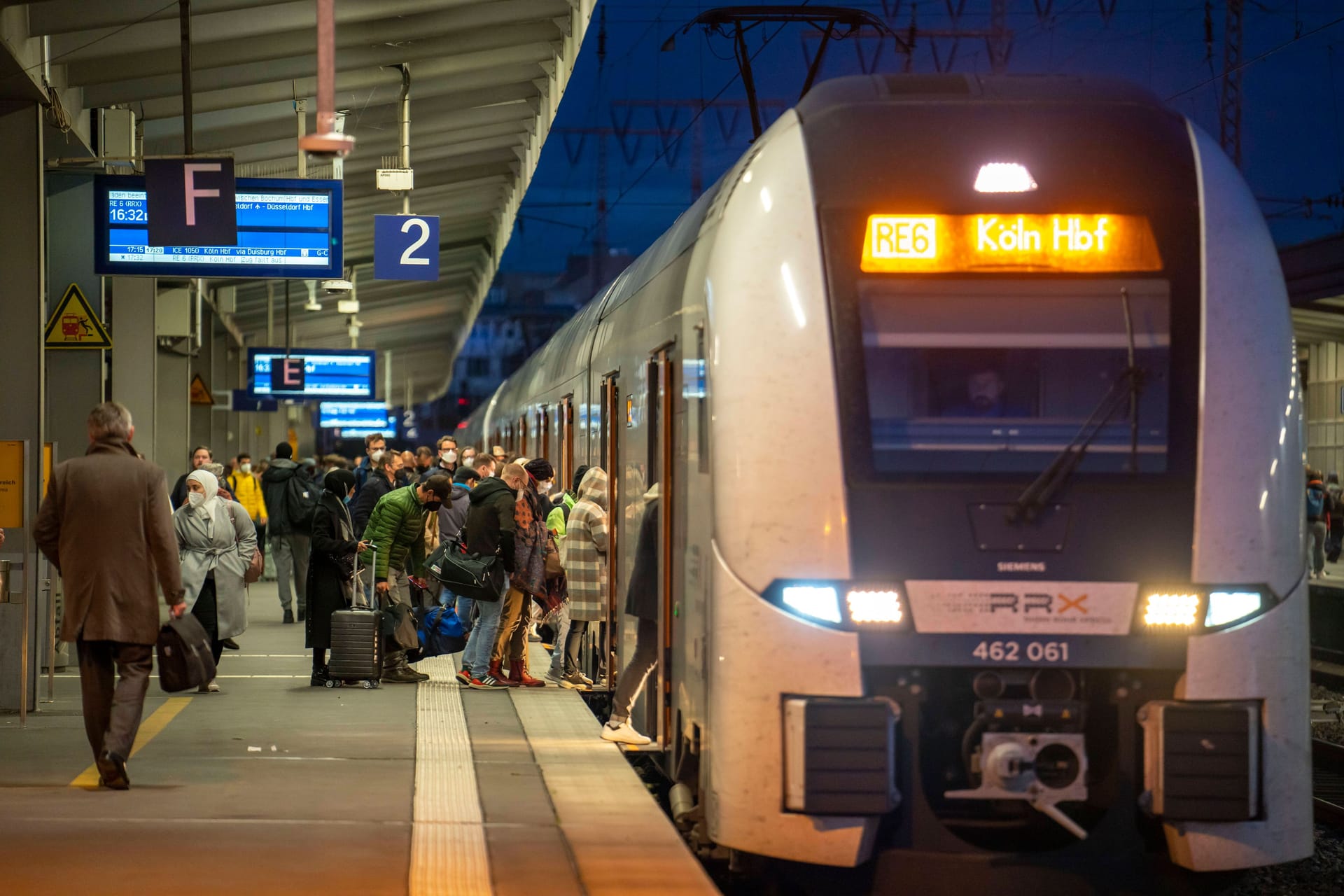 Regionalexpress nach Köln (Archivbild): Die Reparatur des Schadens dauerte mehr als vier Stunden, der Verkehr ist dadurch gründlich durcheinander gekommen.