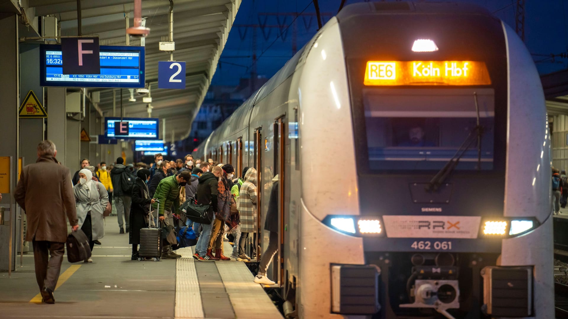 Regionalexpress nach Köln (Archivbild): Die Reparatur des Schadens dauerte mehr als vier Stunden, der Verkehr ist dadurch gründlich durcheinander gekommen.