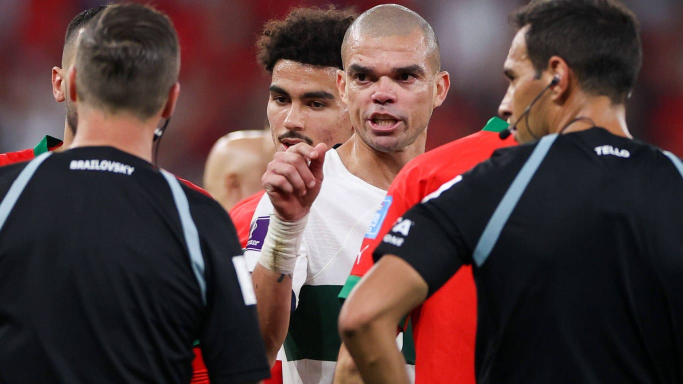 Die Fassung verloren: Portugals Abwehrchef Pepe hat nach dem WM-Aus Redebedarf mit den Schiedsrichtern.