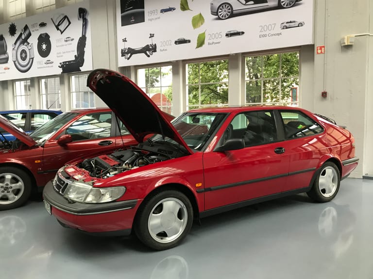 Als noch frische GM-Tochter brachte Saab 1993 den neuen 900 auf den Markt, der technisch auf dem Opel Vectra basierte.