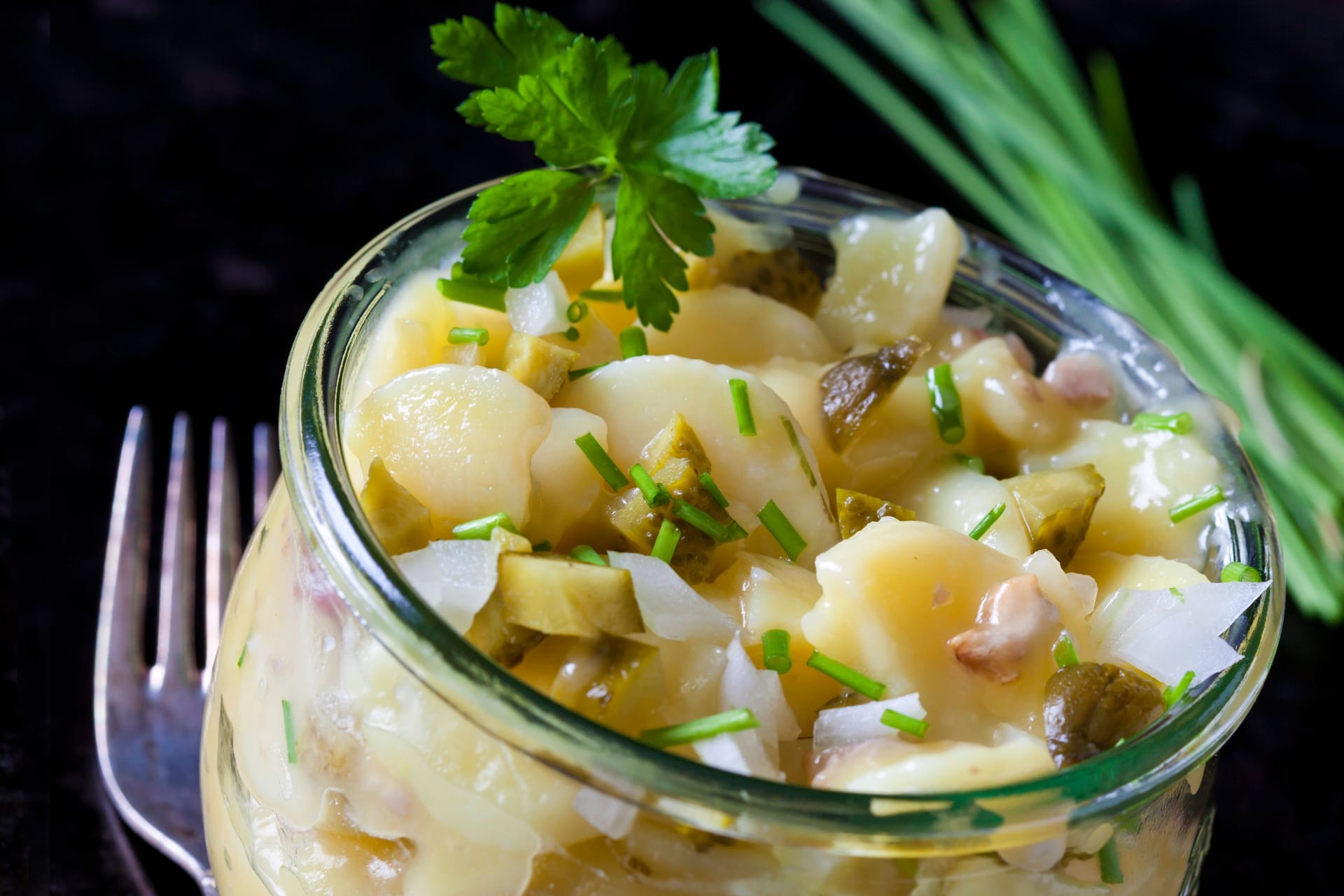 Speck gibt dem Kartoffelsalat eine würzige Note.