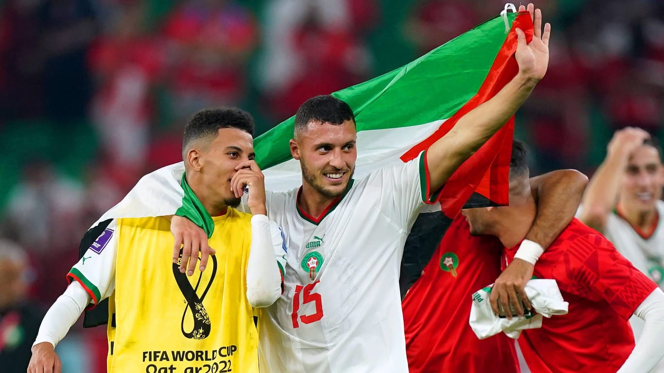 Marokkos Spieler feiern einen Sieg mit Palästina-Flagge: Die Fahne ist bei der WM sehr oft zu sehen.