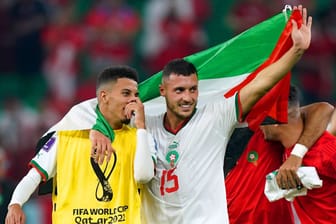 Marokkos Spieler feiern einen Sieg mit Palästina-Flagge: Die Fahne ist bei der WM sehr oft zu sehen.