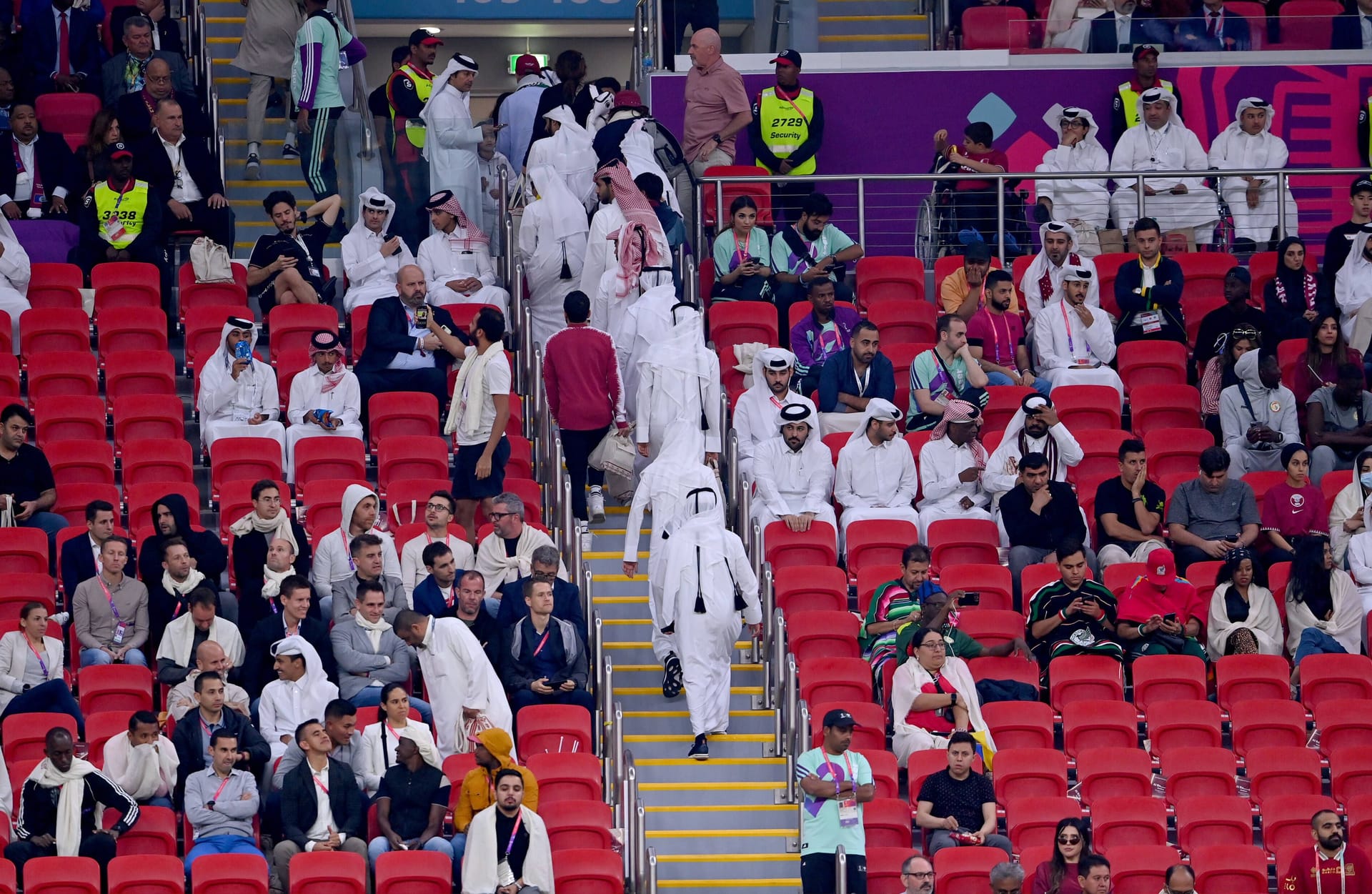 Das WM-Eröffnungsspiel wird für Katar zur doppelten Blamage: Sportlich ist das Team des Wüstenstaats hoffnungslos unterlegen und liegt bereits nach 31 Minuten mit 0:2 gegen Ecuador zurück. Doch statt ihrer Elf auf dem Platz beizustehen, verlassen Tausende Zuschauer schon vor dem Halbzeitpfiff ihre Sitze im Al-Bayt-Stadion. Hohn und Spott ist dem Gastgeber in der Folge sicher.