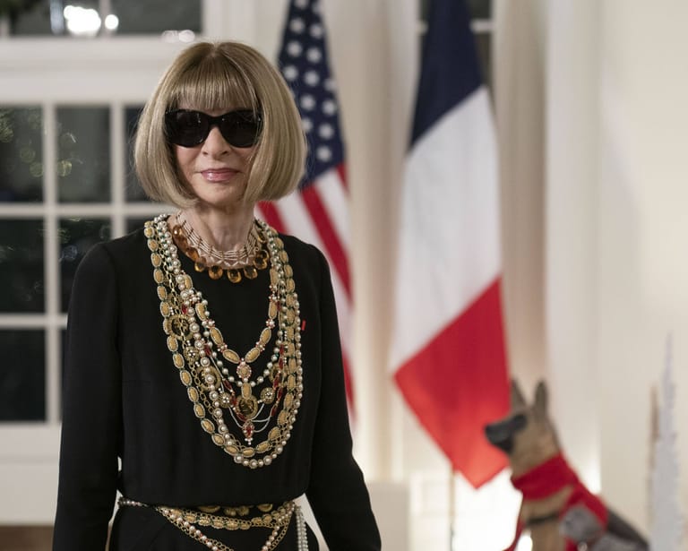 "Vogue"-Chefin Anna Wintour setzte auf ihre dunkle Sonnenbrille und viele Ketten.