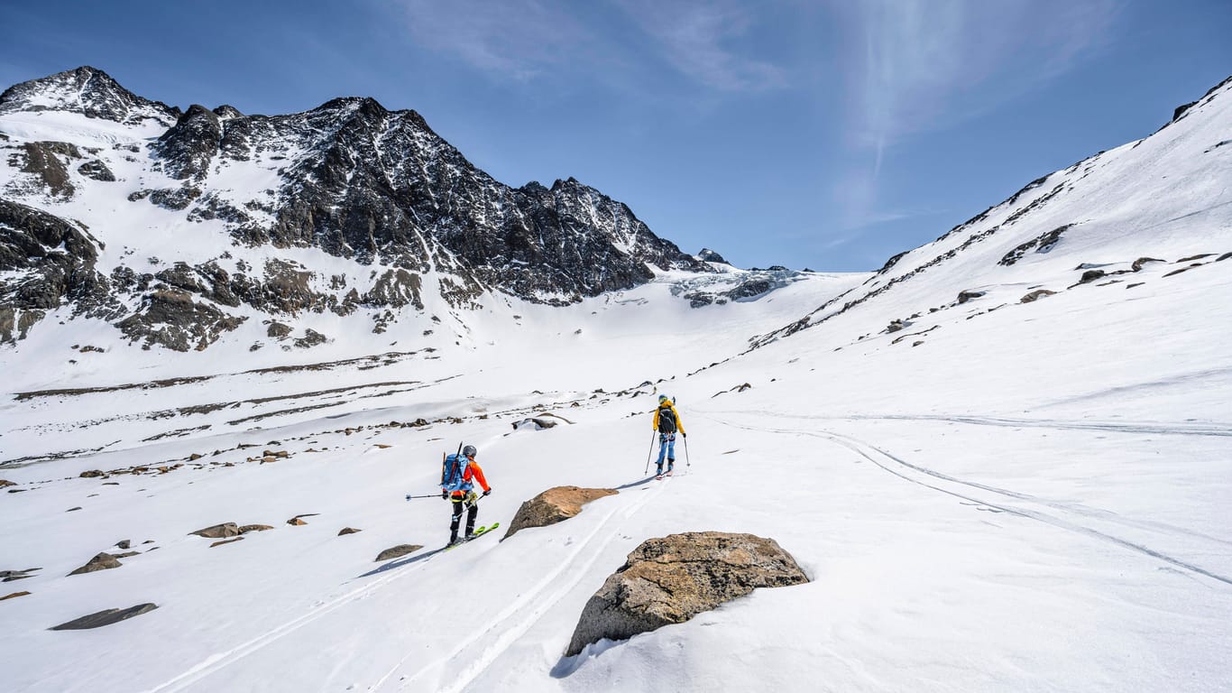 Skitourengeher auf einem Berg: Sie verzichten auf einen Lift.