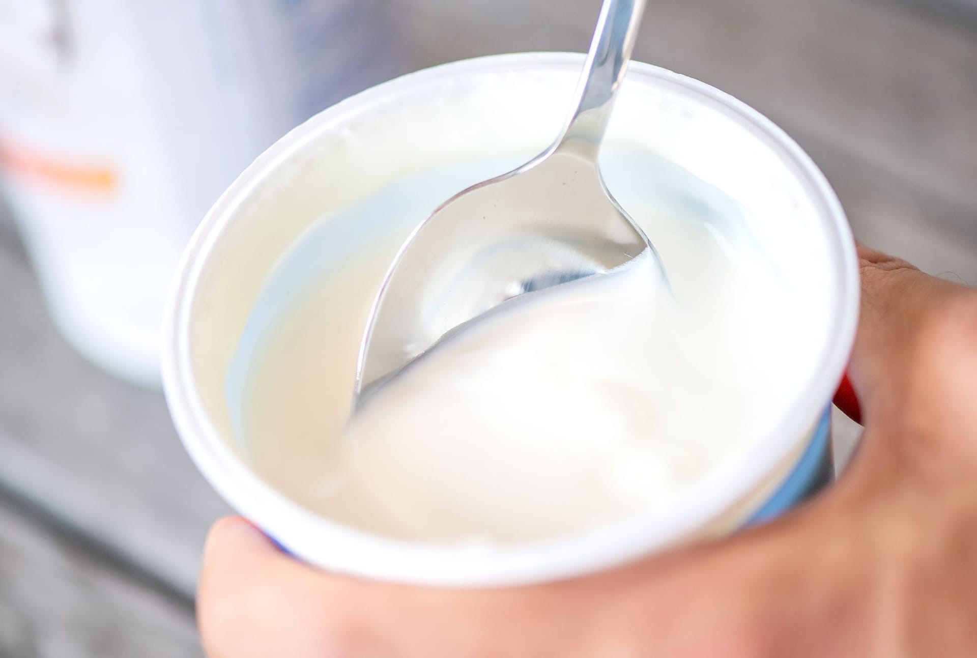Joghurt-Alternativen auf Kokosbasis: Sie sind eine milchfreie Option für Veganer, enthalten aber oft viel Fett.