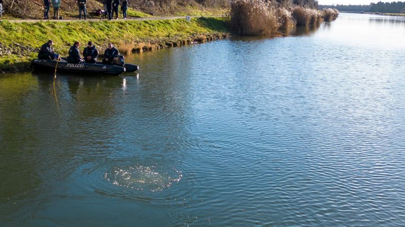 Ein Taucher sucht im vier Meter tiefen Kanal nach Hinweisen.