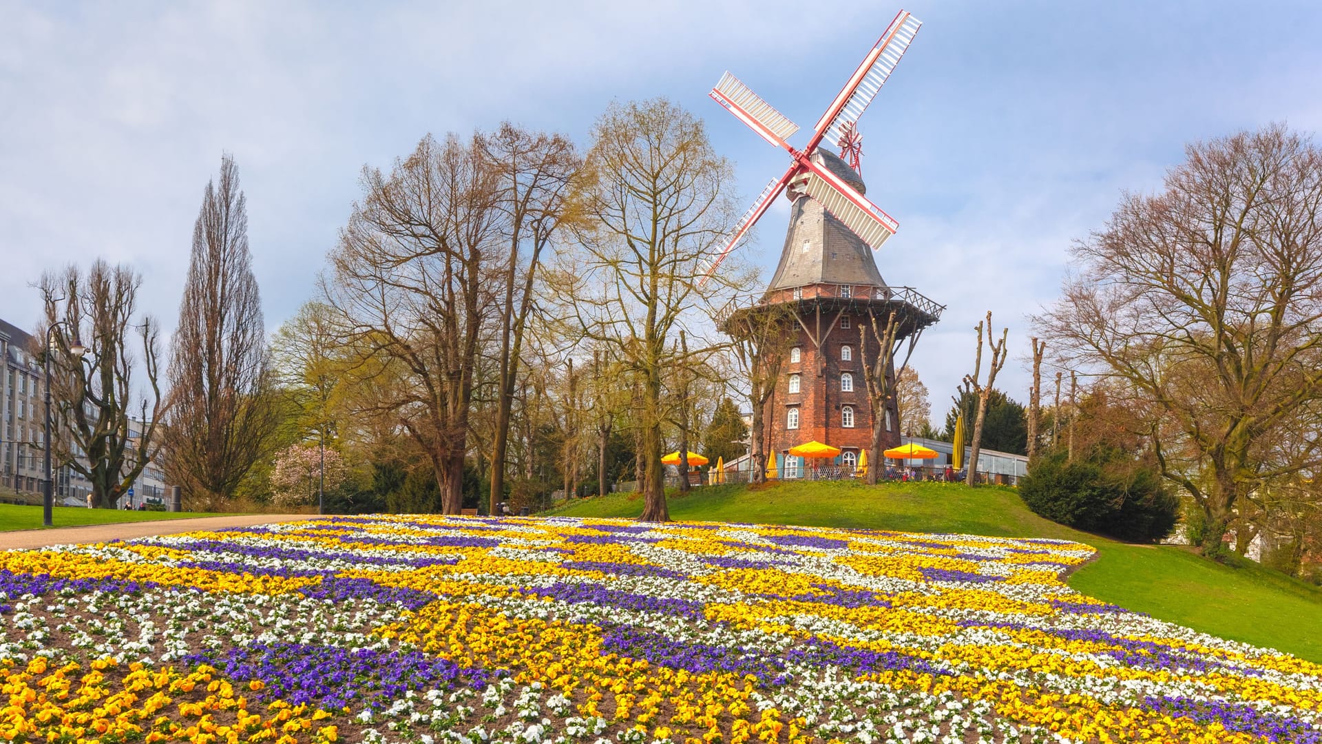 Windmühle in den Bremer Wallanlagen (Archivfoto): Die Hansestadt kam 2022 auf fast 2.000 Sonnenstunden.