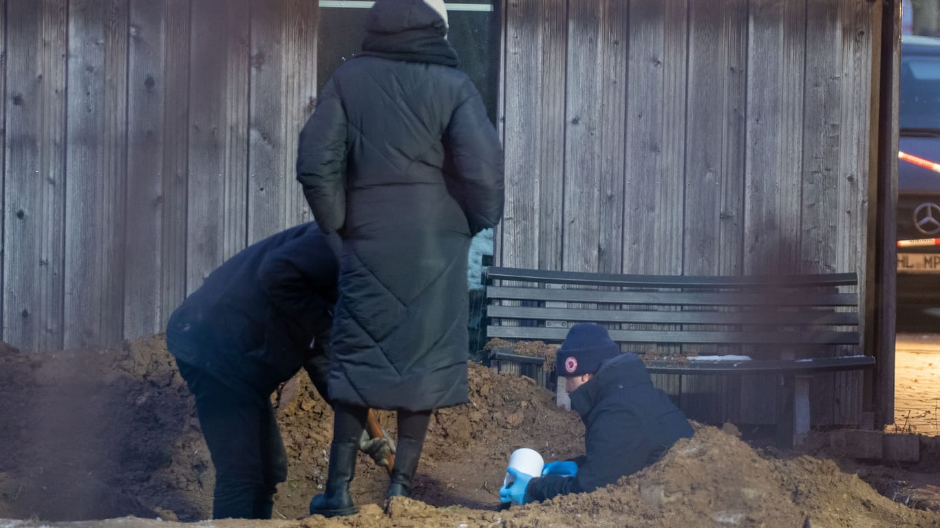 Die Polizei hat am Montag ein Grundstück in Alt-Mölln durchsucht.