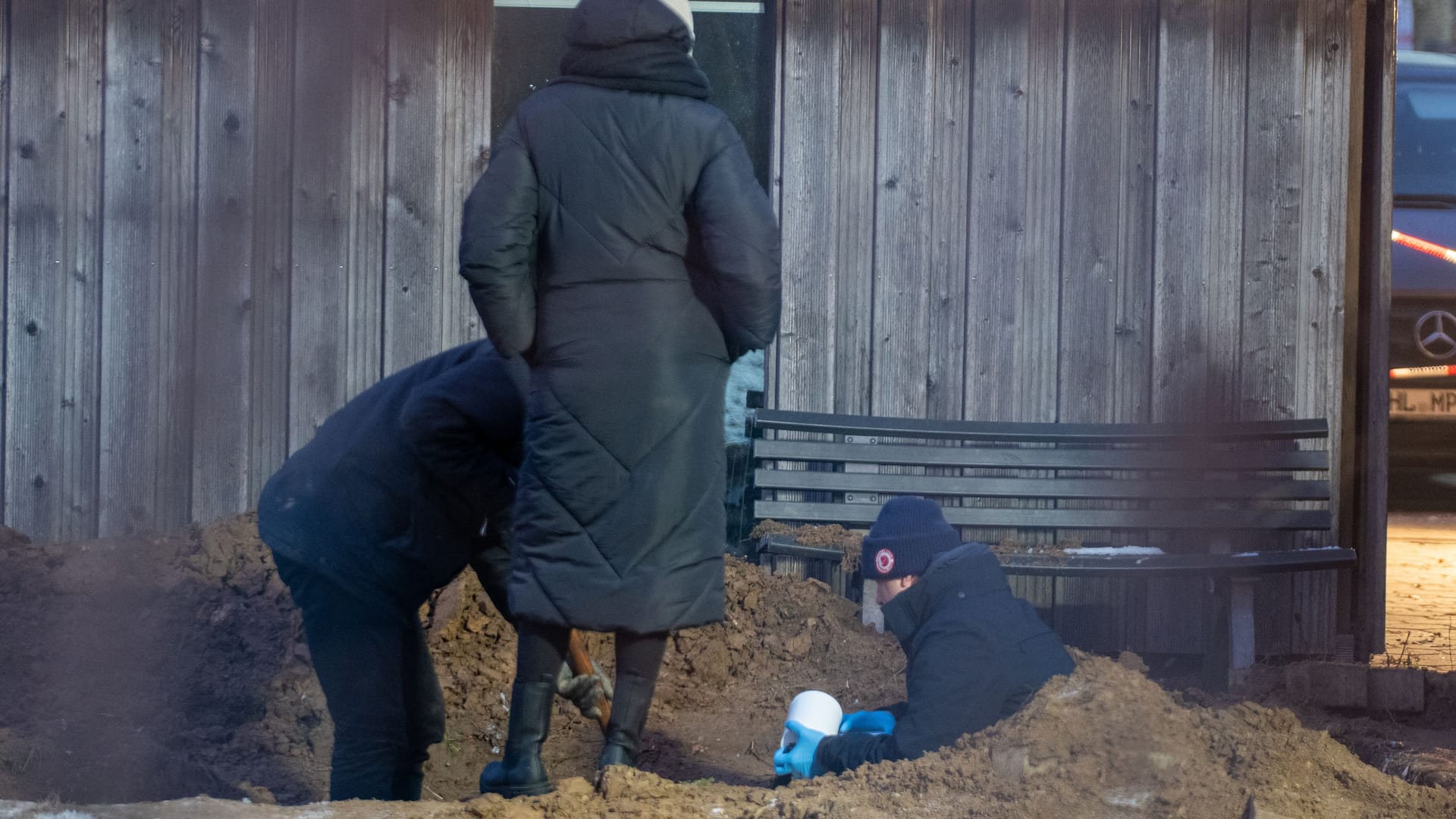 Die Polizei hat am Montag ein Grundstück in Alt-Mölln durchsucht.