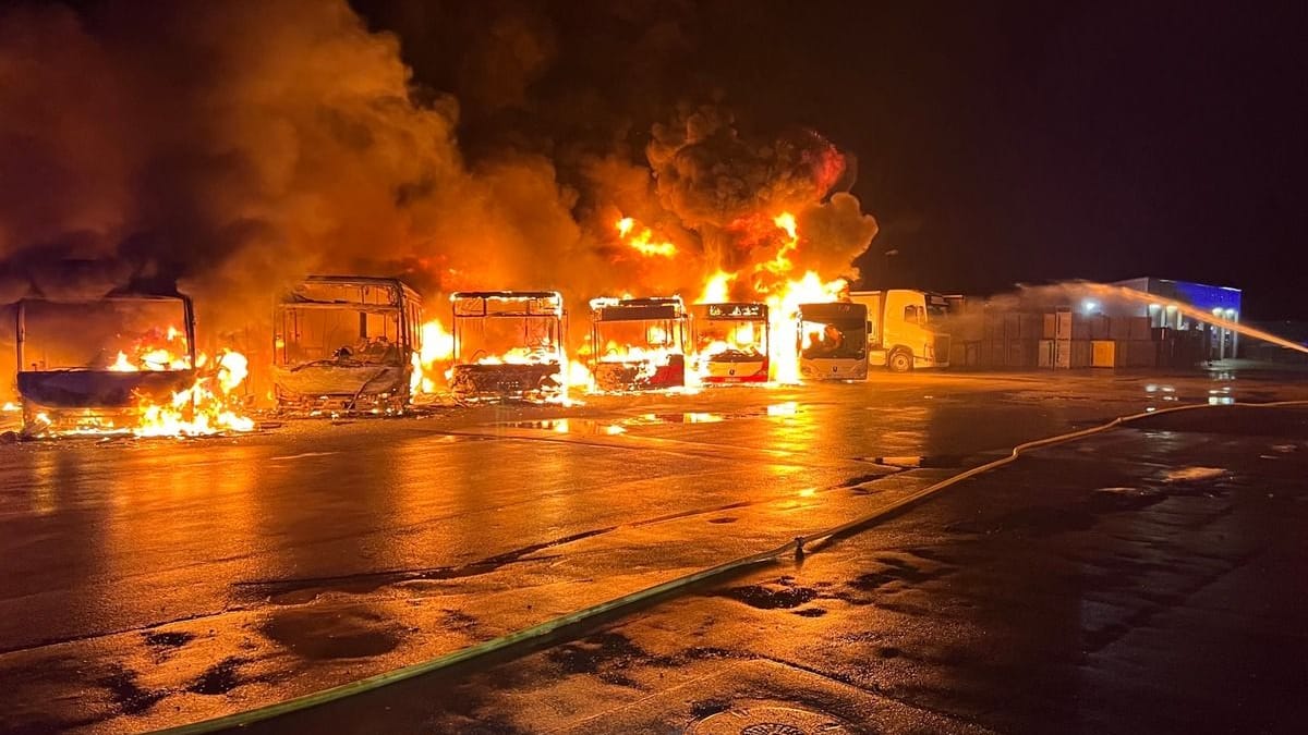 Der Einsatzort: Als die Feuerwehr ankam, brannten die Busse lichterloh.