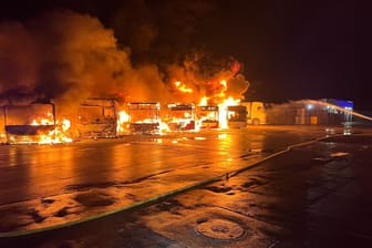 Der Einsatzort: Als die Feuerwehr ankam, brannten die Busse lichterloh.