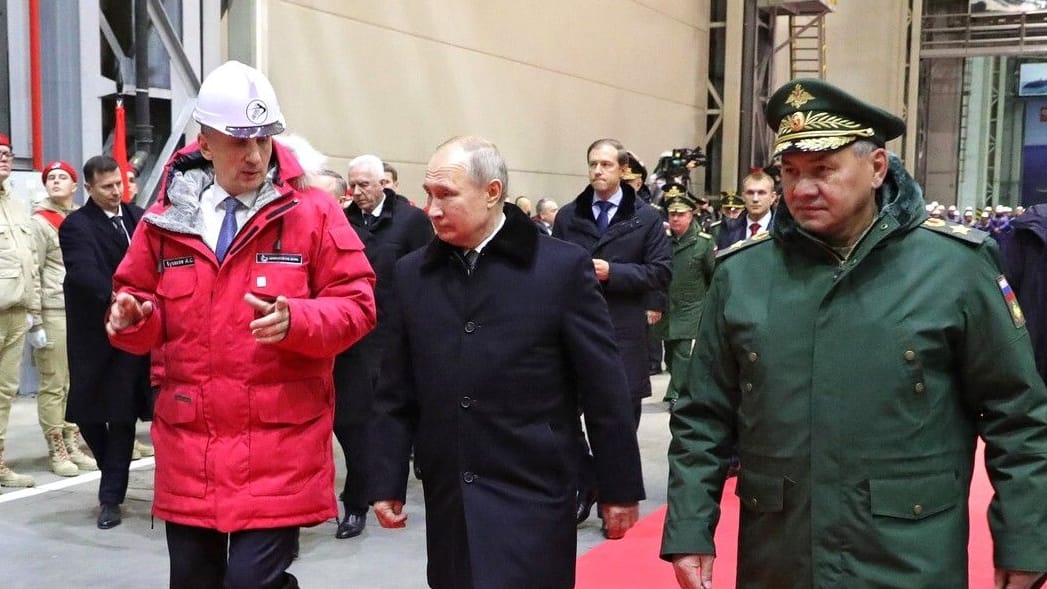 Aleksander Buzakov (links) mit Wladimir Putin und Verteidigungsminister Sergey Shoigu bei einem Werftbesuch.