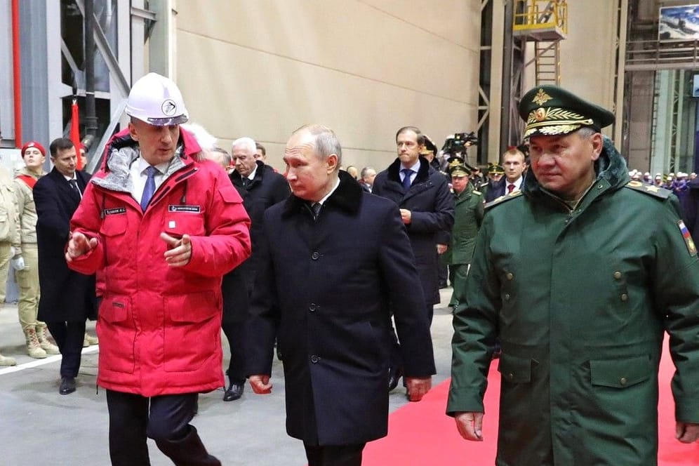 Aleksander Buzakov (links) mit Wladimir Putin und Verteidigungsminister Sergey Shoigu bei einem Werftbesuch.
