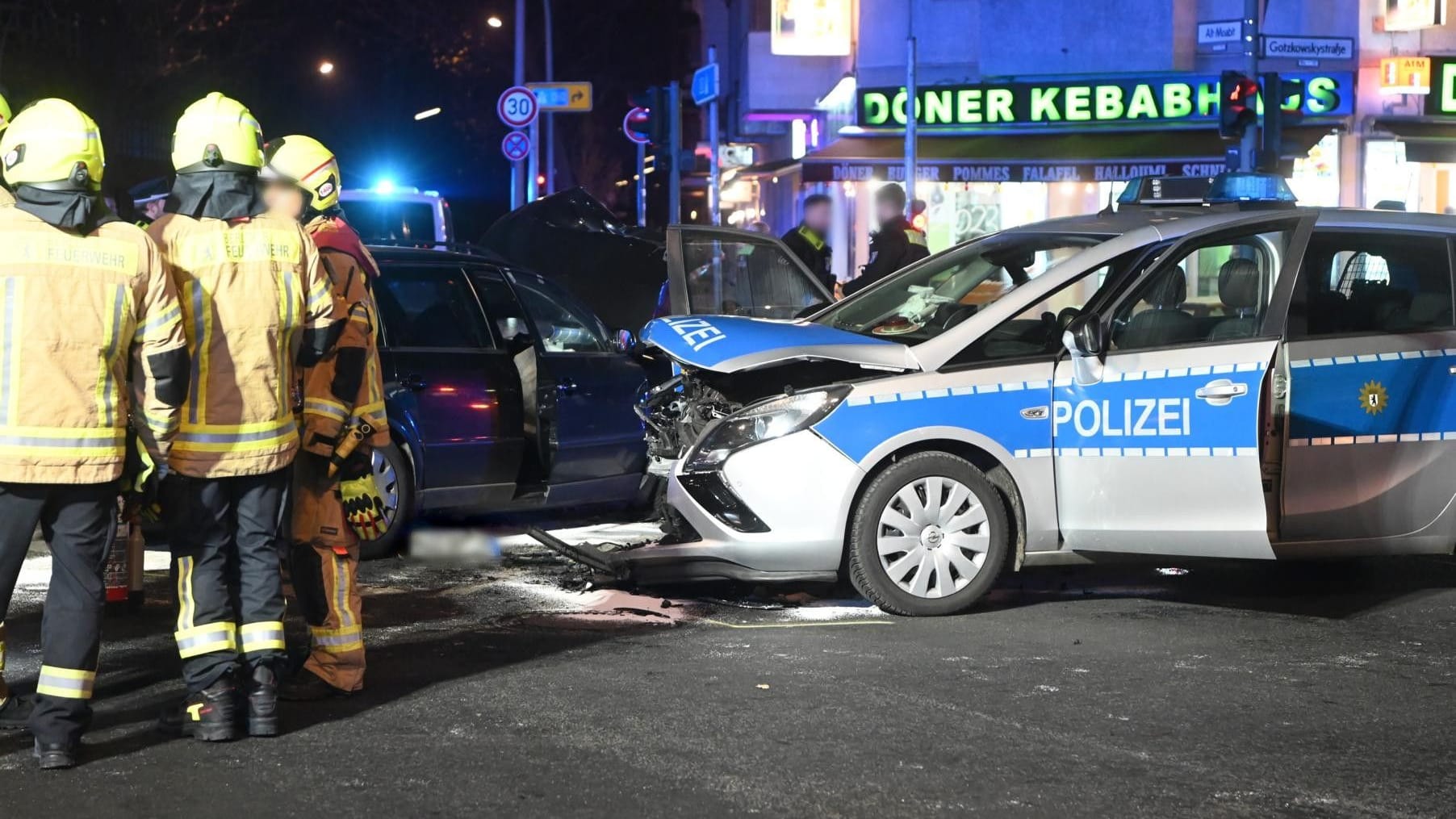 Die Unfallstelle: Ein Pkw krachte frontal in einen Streifenwagen.