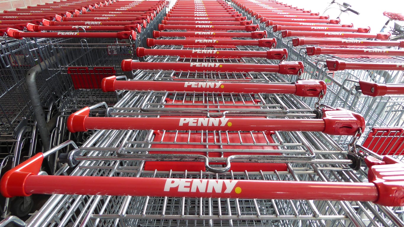 Penny-Einkaufswagen (Archivbild): Supermarktkunden müssen am Sterbenden vorbeigekommen sein, während er dort lag.