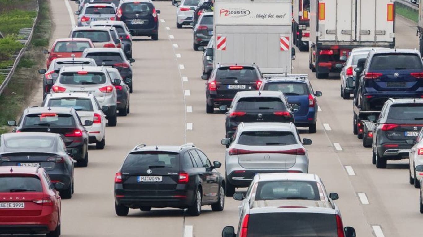 Fahrzeuge stehen auf einer Autobahn im Stau (Symbolbild): Schon vor den Weihnachtsfeiertagen wird mit erhöhtem Verkehrsaufkommen gerechnet.