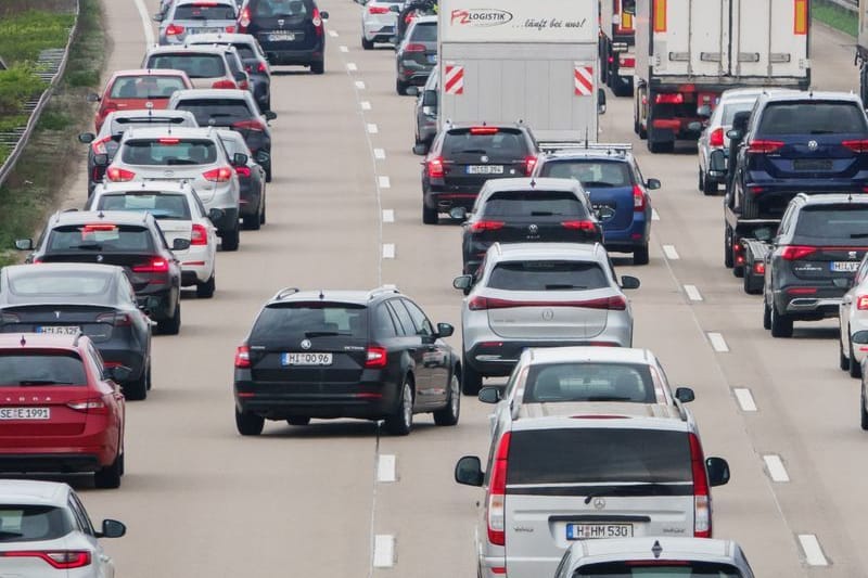 Fahrzeuge stehen auf einer Autobahn im Stau (Symbolbild): Schon vor den Weihnachtsfeiertagen wird mit erhöhtem Verkehrsaufkommen gerechnet.